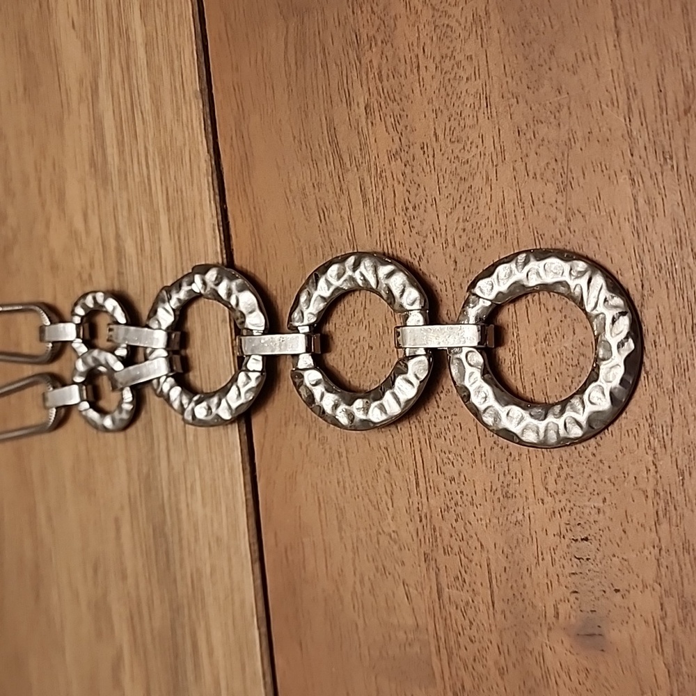 Silver colored necklace w 5 circles